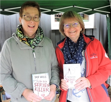 Waltraud Mayer (rechts) und ihr Team von der Paul-Gerhardt Stiftung der Kirchengemeinde Elm haben wieder ein breit gefächertes Literaturangebot für den Elmer Büchermarkt am 2. November zusammengestellt.