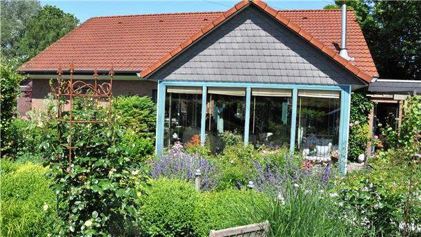 Waltraut Haffner verzichtet in ihrem Garten in Ellwürden ganz bewusst auf Rasen. Sie liebt dsie Blumen.