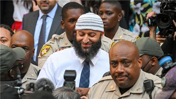 War 1999 als Teenager nach der Ermordung seiner Ex-Freundin festgenommen und zu lebenslanger Haft verurteilt worden: Adnan Syed (M.).