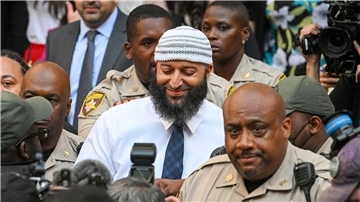 War 1999 als Teenager nach der Ermordung seiner Ex-Freundin festgenommen und zu lebenslanger Haft verurteilt worden: Adnan Syed (M.).
