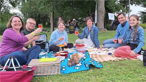 Menschen auf einer Picknickdecke.