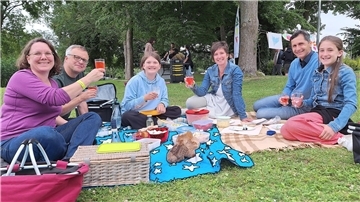 Menschen auf einer Picknickdecke.