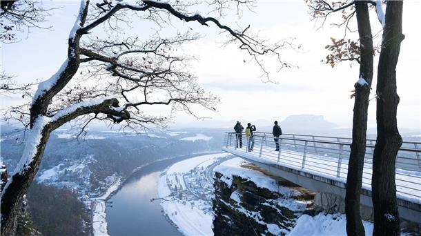 Warm anziehen: Am Wochenende soll es kalt bleiben. Schneelandschaften, wie hier im Nationalpark Sächsische Schweiz, dürften dennoch einige Menschen in die Natur ziehen.
