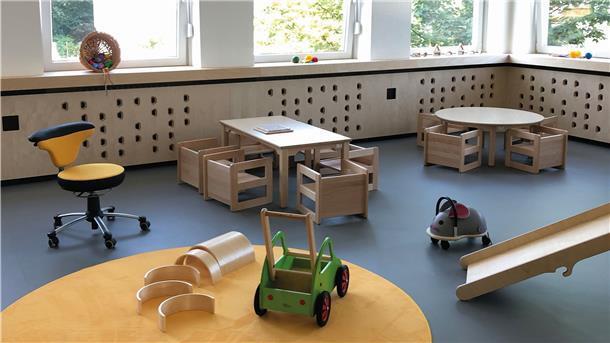 Warme helle Farben, viel helles Holz: wie diese Kita in Bremen könnte auch die neue Krippe am Haven Hospiz innen gestaltet werden, inklusive pfiffiger Heizkörper-Verkleidung. Der Haus-Architekt der Specht-Gruppe als Bauherrin, Moritz Greiling, hat bereits in Bremen mehrere Kitas gebaut und eingerichtet. Er ist auch Architekt des Haven Hospizes Bremerhaven und wird verbindende optische Elemente und die gleichen Materialien für beide Häuser verwenden.