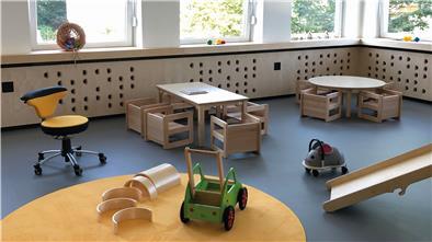 Warme helle Farben, viel helles Holz: wie diese Kita in Bremen könnte auch die neue Krippe am Haven Hospiz innen gestaltet werden, inklusive pfiffiger Heizkörper-Verkleidung. Der Haus-Architekt der Specht-Gruppe als Bauherrin, Moritz Greiling, hat bereits in Bremen mehrere Kitas gebaut und eingerichtet. Er ist auch Architekt des Haven Hospizes Bremerhaven und wird verbindende optische Elemente und die gleichen Materialien für beide Häuser verwenden.
