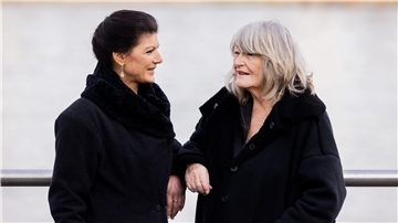 Warnen vor einer „Rutschbahn Richtung Weltkrieg und Atomkrieg“: Sahra Wagenknecht (l.) und Alice Schwarzer.