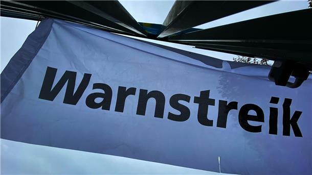 Warnstreik der EVG in Niedersachsen und Bremen beendet „Warnstreik“ steht auf einem Transparent.