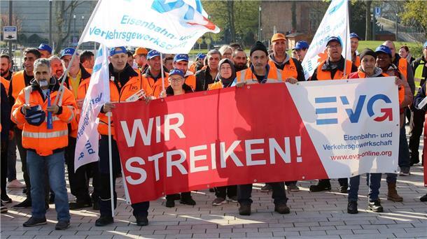 Warnstreikende der Eisenbahn- und Verkehrsgewerkschaft EVG bei einer Kundgebung vor dem Bahnhof Dammtor in Hamburg am vergangenen Freitag.