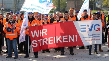 Warnstreikende der Eisenbahn- und Verkehrsgewerkschaft EVG bei einer Kundgebung vor dem Bahnhof Dammtor in Hamburg am vergangenen Freitag.