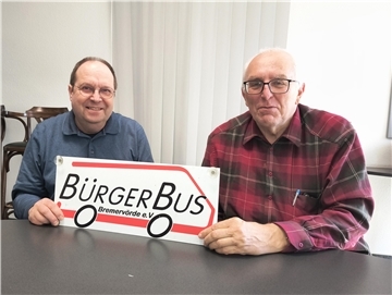 Warten auf den neuen Bremervörder Bürgerbus, der ab August durch die Ostestadt und die dazugehörigen Ortschaften rollen soll: Der Vorsitzende des Vereins Bürgerbus Bremervörde, Günther Justen-Stahl (rechts), und sein Stellvertreter Fridtjof Schröter.