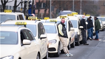 Warten auf die Kunden: In Corona-Zeiten haben Taxiunternehmen deutlich weniger Einnahmen als vor der Krise.