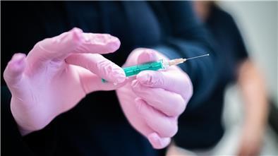 Warten auf die Spritze: Im Land Bremen müssen die 60- bis 70-Jährigen noch eine Weile warten. Anders als in Berlin soll die Impfreihenfolge nach dem Wirbel um Astrazeneca nicht geändert werden.