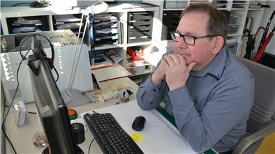 Warten aufs Internet: Wenn Ortsvorsteher Holger Onken sich im heimischen Dedesdorf-Eidewarden einwählt, kann das dauern.