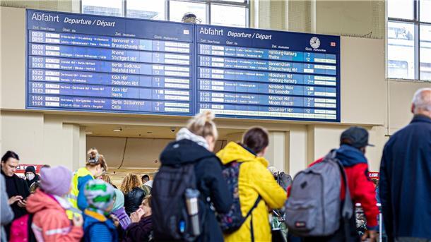 Warten im Bahnhof Hannover. Ein mutmaßlicher Sabotageakt hatte eine Störung des Zugfunks ausgelöst.