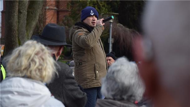 Butjadingen: Mehr als 200 Menschen bei Mahnwache gegen Abschiebung der Hassuns „Warum müssen sie gehen? Ich will das nicht verstehen.“ Der Musiker Michael Falkenauge trug am Sonntag seinen eigens für die Hassuns komponierten Protestsong vor.