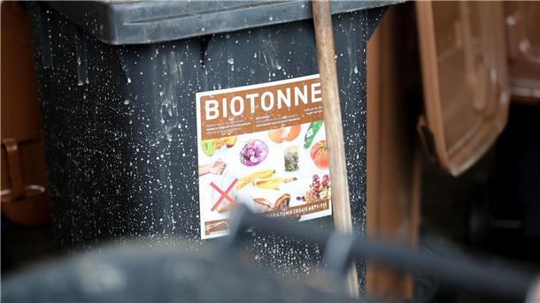 Verschärfte Biotonnen-Kontrollen in vielen Kommunen Was darf rein, was nicht? Auf keinen Fall Plastik, Glas, Alufolie und Konservendosen.