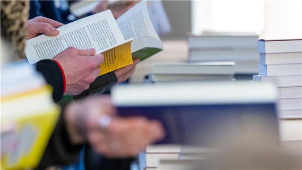 Revolutioniert ein neues KI-Tool den Buchmarkt? Was ein Bestseller wird, soll bald eine KI vorhersagen. (Archivbild)