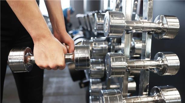 Körper als Visitenkarte - Jugendliche strömen in Muckibuden Was früher Fußball- oder Tennisverein waren, ist bei Jugendlichen heute oft die Muckibude. (Archivbild)