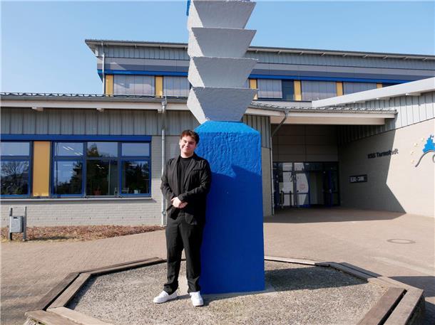 Aiden Salazar steht am „Hutständer“ vor der KGS Tarmstedt. Der 17-Jährige engagiert sich in verschiedenen Gremien und macht sich für seine Mitschüler stark.