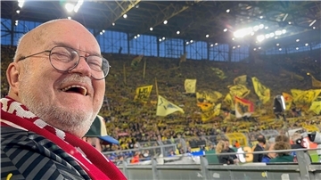Was für ein Abend: Dieser Mann wurde vom Verein Lebenswunsch nach Dortmund zur Champions-League-Partie BVB Dortmund gegen FC Barcelona gebracht.