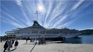 Was für ein toller Himmel: Die "Artania" im Hafen von Honningsvag.