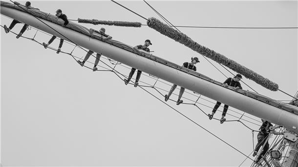 So magisch fotografieren unsere Influencer die Maritimen Tage Was für eine Fertigkeit, was für ein Foto: Arbeit an einer Rahe der "Dar Mlodziezy".