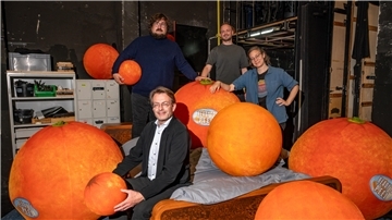 Die skurrile Oper "Die Liebe zu den drei Orangen" von Sergej Prokofjew kündigt sich am Stadttheater Bremerhaven an. Sie fiebern der Premiere entgegen (hinten von links): Julius Theodor Semmelmann (Regie, Bühnenbild), Markus Tatzig (Leiter Musuiktheater), Devin McDonough (Kostüme) uhd vorne Generalmusikdirektor Marc Niemann. 