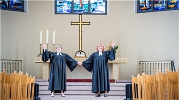 Was hinter Heiraten-to-go in der Großen Kirche steckt, verraten die Pastorinnen Anneke Ihlenfeldt (links) und Barbara Dietrich.
