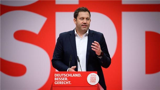 SPD-Chef: Junge Menschen nach Dienst-Bereitschaft fragen „Was ich richtig finde, ist, dass jeder junge Mensch einmal in seinem Leben mit der Frage konfrontiert wird, ob er oder sie einen Dienst für unser Land leisten möchte“, sagt SPD-Chef Lars Klingbeil.