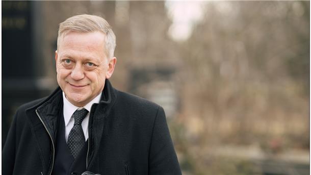 Der Friedhof als schönsten Arbeitsplatz der Welt Was ist das Geheimnis eines guten Lebens? Schauspieler und Trauerredner Carl Achleitner hat dieser Frage nachgespürt. Auf dem Friedhof. Was er herausgefunden hat, verrät er im Interview mit Saskia Harscher.