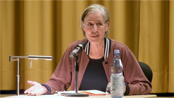 Eine Frau sitzt am Tisch, auf dem ein Mikrofon steht: die Autorin Judith Kuckart bei den Literarischen Wochen.