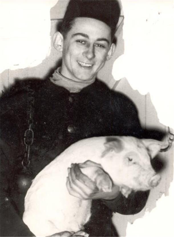 Hoch die Hände und die Karpfen: Silvester ist besonderer Tag Was könnte fürs neue Jahr mehr Glück bringen als ein junger Schornsteinfeger mit einem Ferkel auf dem Arm?