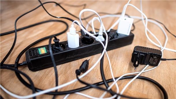 Haushalte wollen besseren Überblick über Energieverbrauch Was kostet es eigentlich sein Handy aufzuladen? Viele Verbraucherinnen und Verbraucher wünschen sich mehr Transparenz über Stromkosten.