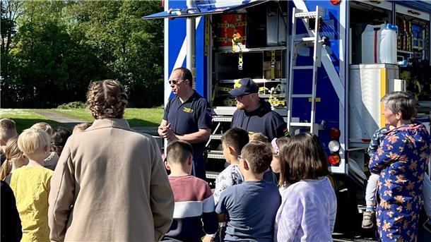 Südschule in Nordenham: Darum standen jetzt Einsatzfahrzeuge auf dem Pausenhof Ein Mann erklärt Kindern und Erwachsenen, was das THW macht.