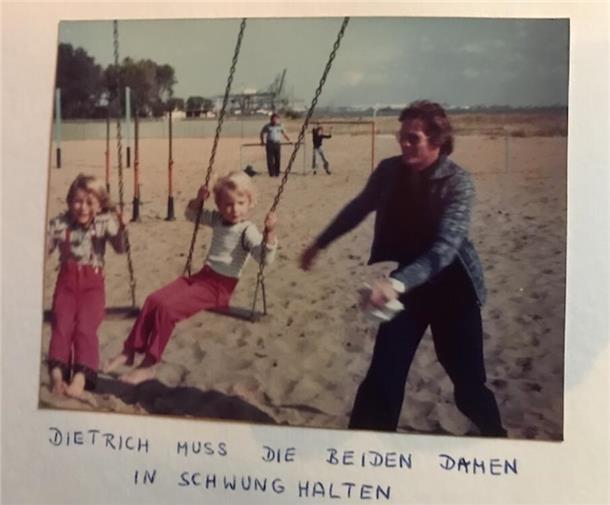 Erinnerungen aus der Kindheit an die Stadt am Meer Kinder am Strand