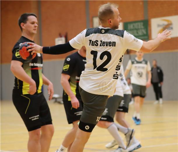 Zevener Handballer schießen sich gegen Dollern für schwerere Spiele warm Was wie ein kraftvoller Wurf aussieht, wird am Ende ein gefühlvoller Heber von Marc Ußkurat. Der Zevener Rechtsaußen erzielte vier Treffer für seine Mannschaft.