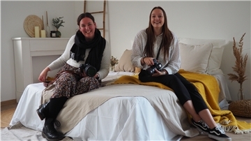 Was wie ein Schlafzimmer wirkt, ist das neue Fotostudio von Ilona Schröder (links) und Katya Miller. Die beiden Fotografinnen wollen in einer heimischen Atmosphäre echte Momente einfangen.