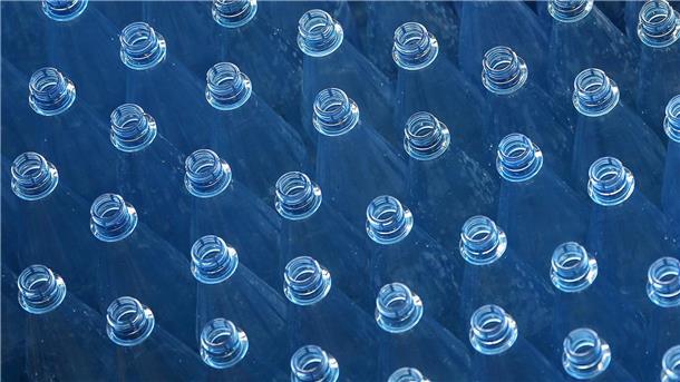 Wie sich die Aufnahme von Mikroplastik vermindern lässt Wasser aus Plastikflaschen enthält mehr Plastikteilchen als solches aus der Leitung. (Symbolbild)