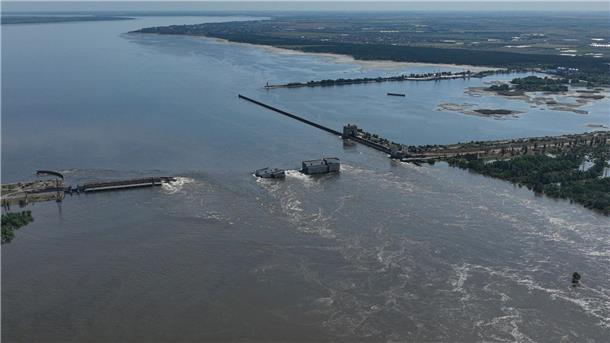 Wasser fließt über den zerstörten Staudamm. In der Nacht zum Dienstag war der Kachowka-Staudamm des Flusses Dnipro durch eine Explosion schwer beschädigt worden.