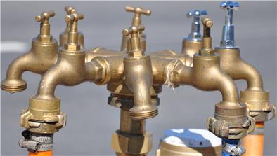 Wasser ist das wertvollste Lebensmittel, das es gibt. Und manchmal ist es auch ganz schön teuer. Wie viel die Menschen für die Versorgung mit Trinkwasser und die Entsorgung von Abwasser zahlen, ist in unserer Region sehr unterschiedlich: In Bremerhaven sind es 1100 Euro, in Loxstedt nur 700 Euro, jeweils für einen Vier-Personen-Haushalt gerechnet.