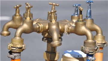 Wasser ist das wertvollste Lebensmittel, das es gibt. Und manchmal ist es auch ganz schön teuer. Wie viel die Menschen für die Versorgung mit Trinkwasser und die Entsorgung von Abwasser zahlen, ist in unserer Region sehr unterschiedlich: In Bremerhaven sind es 1100 Euro, in Loxstedt nur 700 Euro, jeweils für einen Vier-Personen-Haushalt gerechnet.