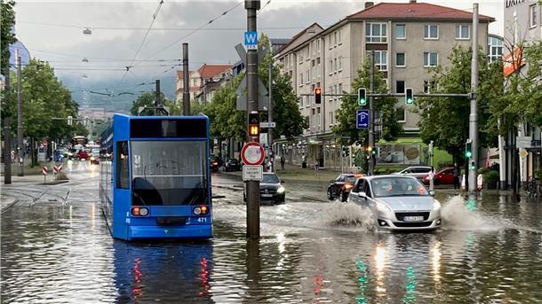 Überschwemmungen und Hagelschäden: Unwetter in Nordhessen Wasser steht nach einem Unwetter auf der Wilhelmshöher Allee in Kassel.