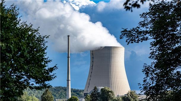 Wasserdampf steigt aus dem Kühlturm des Atomkraftwerks (AKW) Isar 2.