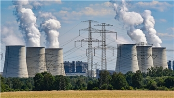 Wasserdampf steigt aus den Kühltürmen des Braunkohlekraftwerks Jänschwalde der Lausitz Energie Bergbau AG (LEAG).