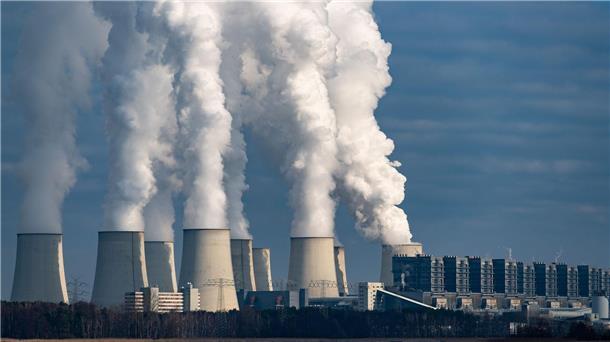 Kohleausstieg: Leag-Betriebsrat sagt Grünen-Klausur ab Wasserdampf steigt aus den Kühltürmen des Braunkohlekraftwerks Jänschwalde der Lausitz Energie Bergbau AG (Leag).