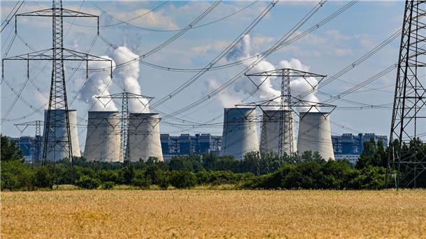 Klima-Expertenrat äußert sich zum Treibhausgas-Ausstoß 2023 Wasserdampf steigt aus den Kühltürmen des Braunkohlekraftwerks Jänschwalde der Lausitz Energie Bergbau AG (LEAG). Heute legen Klima-Experten einen Bericht zu den deutschen Treibhausgas-Emissionen vor.
