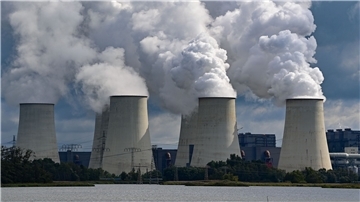 Wasserdampf steigt aus den Kühltürmen vom Braunkohlekraftwerk Jänschwalde.