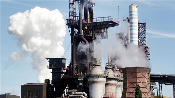 Wasserdampfwolken umgeben zwei Hochöfen bei Thyssenkrupp. Der Konzern will in Duisburg eine neue Anlage bauen, die kohlendioxidarmen Stahl produzieren kann.