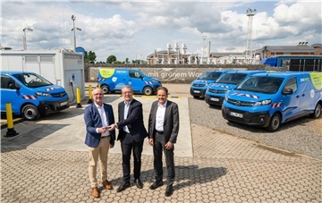 Wasserstoff im Tank: EWE-Technikvorstand Dr. Urban Keussen und EWE Netz-Geschäftsführer Torsten Maus nahmen fünf Opel-Transportfahrzeuge vom Typ Vivaro-e Hydrogen von Jean-Michel Billig entgegen.