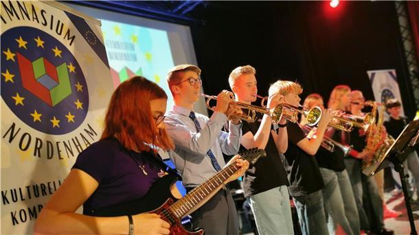 So setzt das Gymnasium Nordenham ein starkes Zeichen für Europa Watt ‚n‘ Groove, die Bigband des Gymnasiums, sorgte mit dem Stück „Soul Kitchen“ von Felix Janosa für Stimmung.